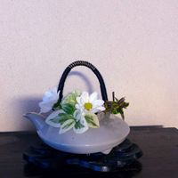 スプレー菊,カーネーション,アベリア,ツルニチニチソウ,小さな空間に花、みどりの画像