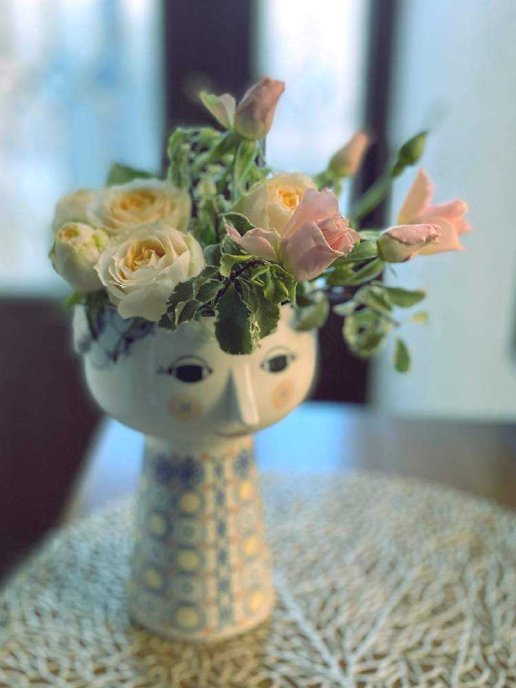 花束を手に アメリカの生徒さんの作品集37〜変形花器に生ける➕sasukemama