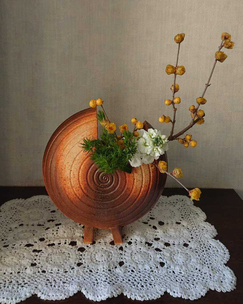 ピッピ　変形花器　常滑焼茶色に緑色、黒色に黄色のライン アメリカの生徒さんの作品集37〜変形花器に生ける➕sasukemama