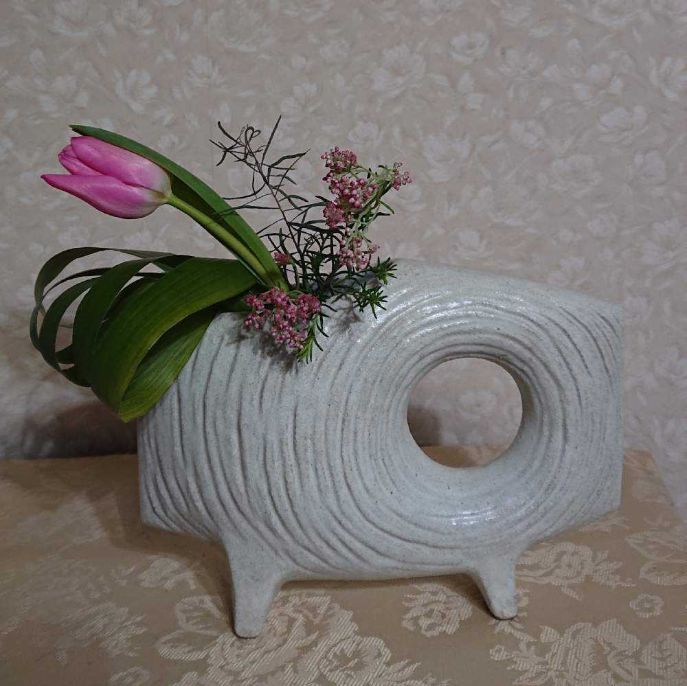 花束を手に アメリカの生徒さんの作品集37〜変形花器に生ける➕sasukemama