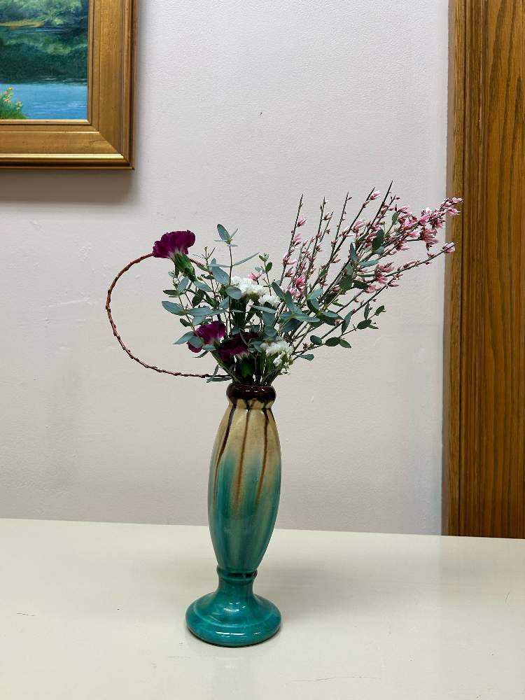 花束を手に アメリカの生徒さんの作品集37〜変形花器に生ける➕sasukemama