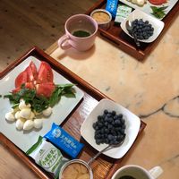 冷煎茶(器にそのまま),缶詰めシーチキン,採れたてブルーベリー,小麦胚芽クラッカー,天然酵母塩クラッカーの画像