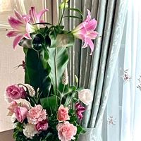 ピンクの花,フラワーアレンジメント,花のある暮らし,窓辺の画像
