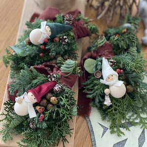 デンマークの小さな妖精　ニッセ,クリスマス,フラワーアレンジメント,スワッグ,エバーグリーンの画像