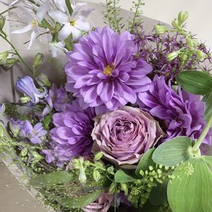 花束 ブーケ,紫色のガーベラ￼の画像