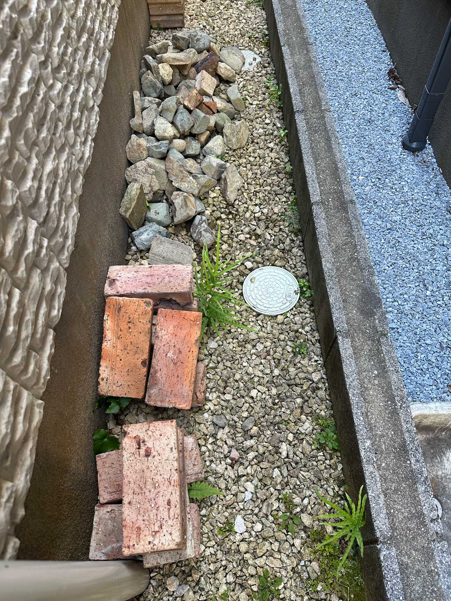 手入れゼロ！簡単！ホームセンターの石で砂利敷きDIY | となりの