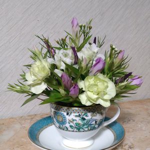 アルストロメリア,カーネーション,リンドウ,ワックスフラワー,トウガラシの画像