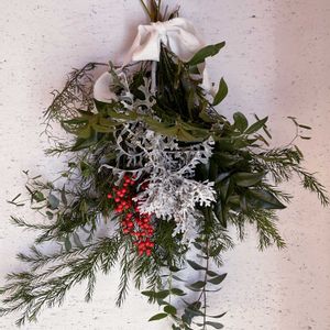 スワッグ,花のある暮らし,クリスマスからのお正月バージョン,ナチュラルライフ,庭の草木を使っての画像