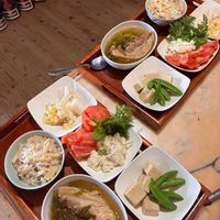 トマト,スナップエンドウ,セロリ,にんじんの葉,筍ご飯の画像