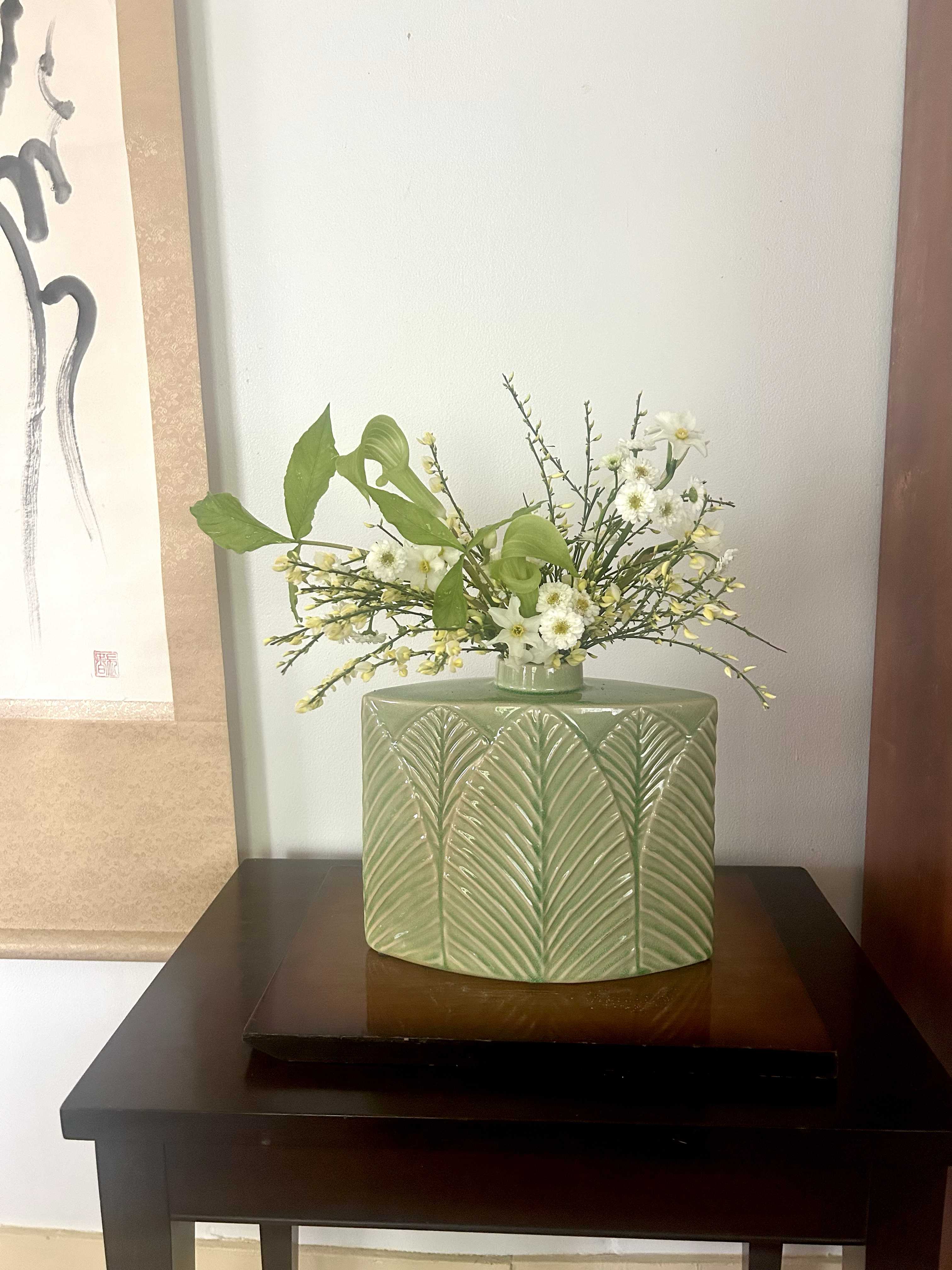 中古】生花などに使う花器だと思います。 少し不思議な形をしています