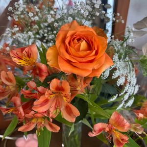 花のある暮らし,小さな花束,オレンジのバラの画像