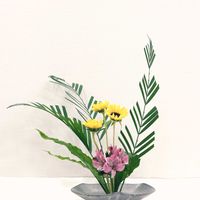 アルストロメリア,ヒマワリ,タニワタリ,アレカヤシ,生け花の画像
