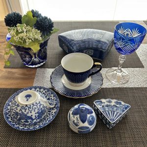 造花,江戸切子,青と白の陶器の画像
