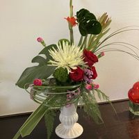 グラジオラス,バラ,モンステラ,テマリソウ,ベアグラスの画像