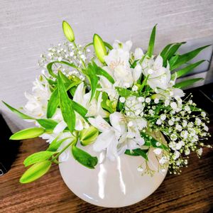 アルストロメリア,カスミソウ,ユリ,フラワーアレンジメント,白い花の画像