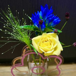 バラ,リンドウ,ワレモコウ,スモークグラス,アレンジの画像