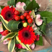 アルストロメリア,ガーベラ,ドラセナ,ユーカリ,ヒペリカム(コボウズオトギリ)の画像