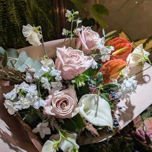 アンスリウム,カラー,スイートピー,ビバーナム,ユーカリの画像