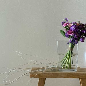 花束,スーパーの切花,廊下,スパイラルブーケの画像