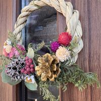 センニチコウ,ユーカリ,ムギワラ菊,しめ縄飾り,マツカサの画像