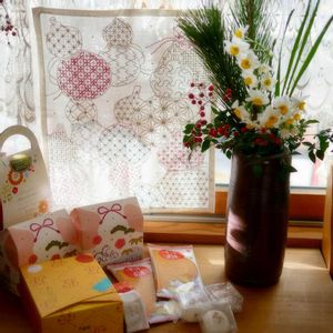 スイセン,ナンテン,マツ,ハンドメイド雑貨,庭の花を飾るの画像