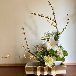 マツ,ユリ,ロウバイ,葉牡丹,いけばなの画像