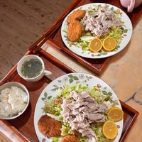 ゆず,豚こま,千切りキャベツ,炊き立てお焦げご飯,ワカメスープ(インスタント)の画像