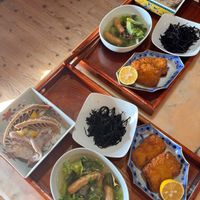 ゆず,ヒジキ煮物,ウインナーとキャベツスープ,干し筍と、豚ロース中華炊き込みご飯,海老カツの画像