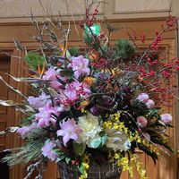 オウバイ,センリョウ,ユリ,胡蝶蘭,お正月アレンジの画像