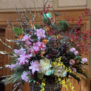 オウバイ,センリョウ,ユリ,胡蝶蘭,お正月アレンジの画像