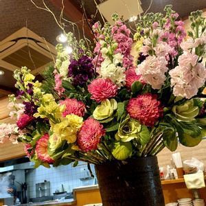 アレンジ,フラワーアレンジメント,花瓶,おでかけ先,花瓶に生けた花の画像