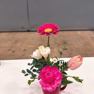 ガーベラ,チューリップ,フリージア,ラナンキュラス,ユーカリの画像