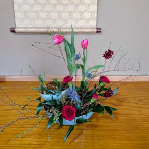 スカビオサ,チューリップ,ムスカリ,ユキヤナギ,スプレーカーネーションの画像