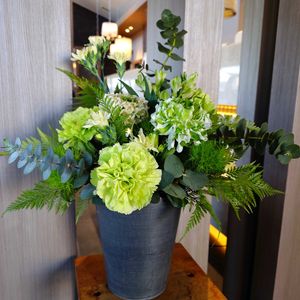 カーネーション,カーネーション,ラナンキュラス,ラナンキュラス,ユーカリの画像