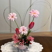 ガーベラ,スイートピー,チューリップ,ヒペリカム,かすみ草の画像