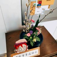 ユキヤナギの葉の紅葉した部分生け花につかいますが、、,生け花。,いけばな 生け花,自分のフラワーアレンジメント,八幡宮の中心には生け花の画像
