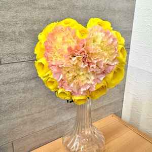 カーネーション,ラナンキュラス,ブーケ,黄色の花,バレンタインの画像