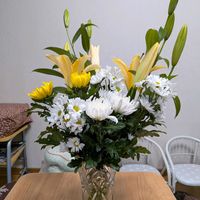 キク,オリエンタルリリー,スプレーマム,供花,お墓参りの画像