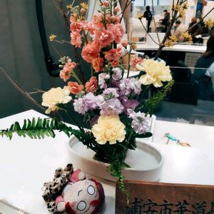 ユキヤナギの葉の紅葉した部分生け花につかいますが、、,生け花。,いけばな 生け花,自分のフラワーアレンジメント,八幡宮の中心には生け花の画像