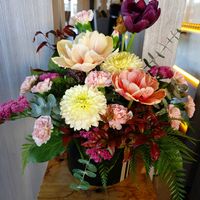 カーネーション,スターチス,ダリア,ユーカリ,レザーファンの画像