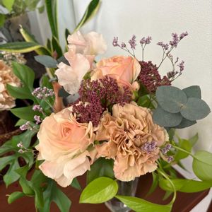 カーネーション,バラ,ブーケ,癒しの時間,花のある風景の画像