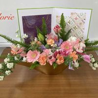 ガーベラ,コデマリ,ストック,チューリップ,レザーファンの画像