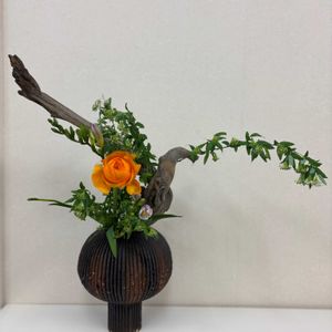 フリージア,ラナンキュラス,小手毬（こでまり）,流木,華道の画像