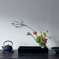 アルストロメリア,ユキヤナギ,ラナンキュラス,小さな空間に花、みどり,花ブローチ倶楽部の画像