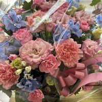 カーネーション,トルコキキョウ,デルフィニウム,フラワーアレンジメント,ばら バラ 薔薇の画像
