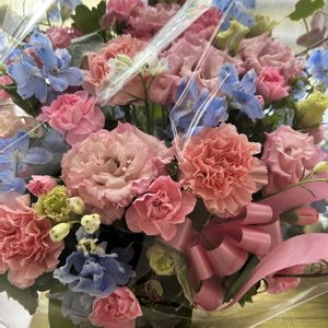 カーネーション,トルコキキョウ,デルフィニウム,フラワーアレンジメント,ばら バラ 薔薇の画像