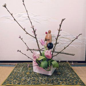 チューリップ,モモ,いけばな,和室の画像