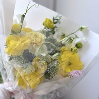 スイートピー,フリチラリア,ラナンキュラス,レースフラワー,ユーカリの画像