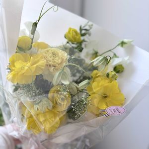 スイートピー,フリチラリア,ラナンキュラス,レースフラワー,ユーカリの画像