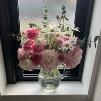 カーネーション,トルコキキョウ,ラナンキュラス,ホワイトレースフラワー,ブーケの画像